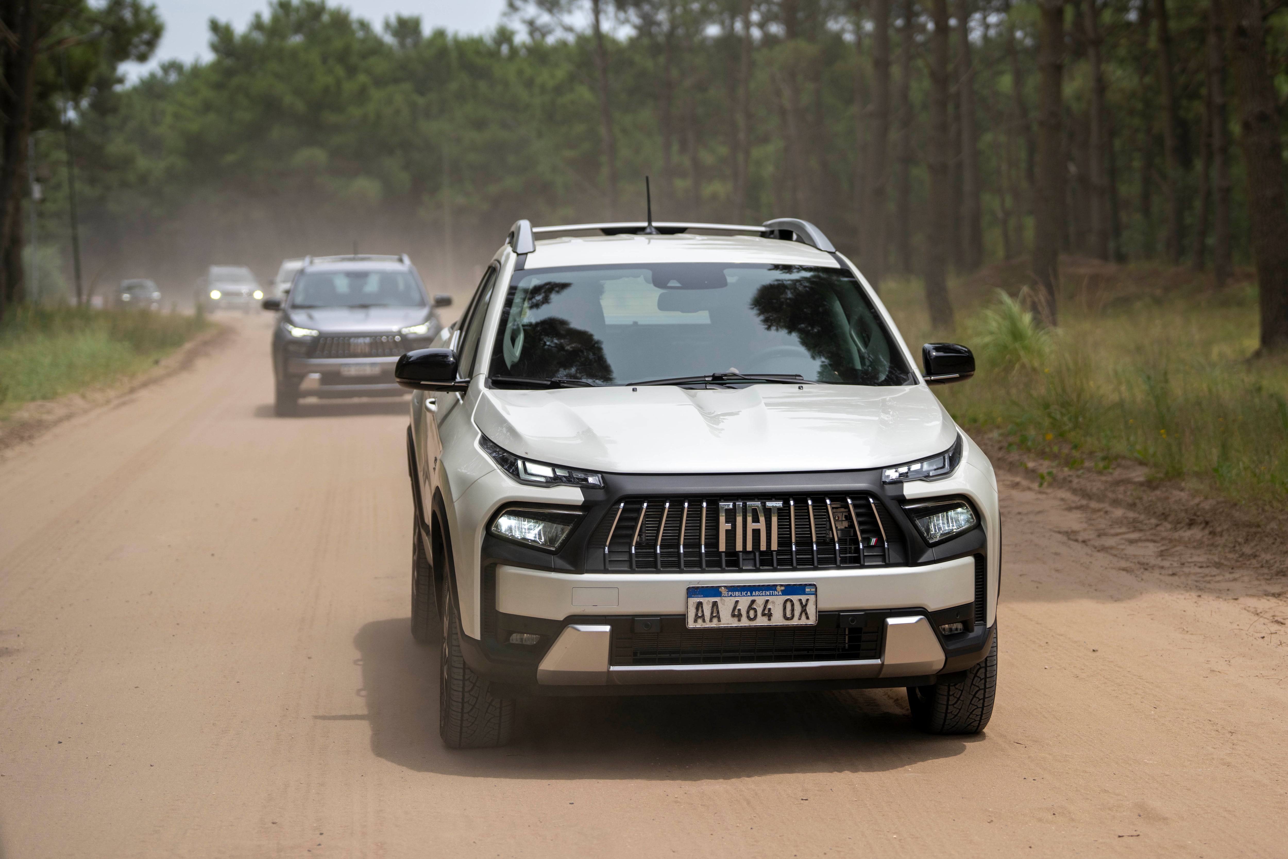 Cuenta con una nueva parrilla trapezoidal con motivos geométricos y recortada por líneas rectas verticales
