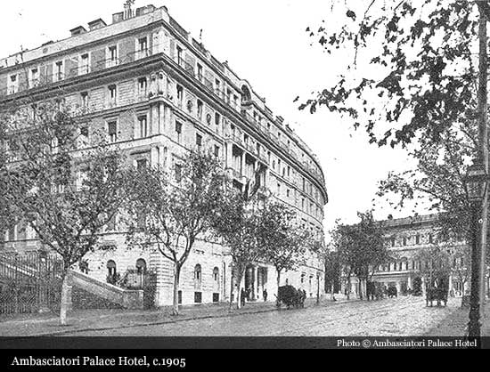 El Ambasciatori fue construido hacia 1903 por el arquitecto Carlo Busiri Vici
