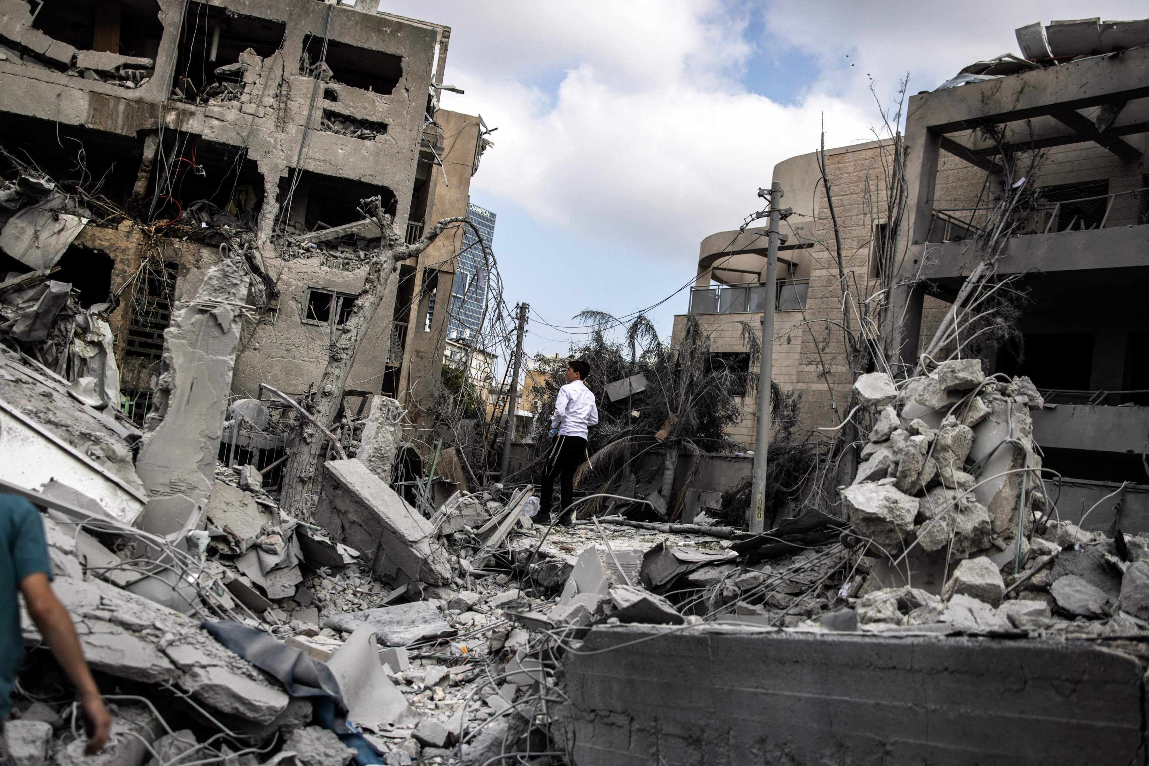 Un judío ultraortodoxo inspecciona los daños en el lugar de un ataque con misiles iraníes en Bnei Brak, al este de Tel Aviv, el 16 de junio de 2025