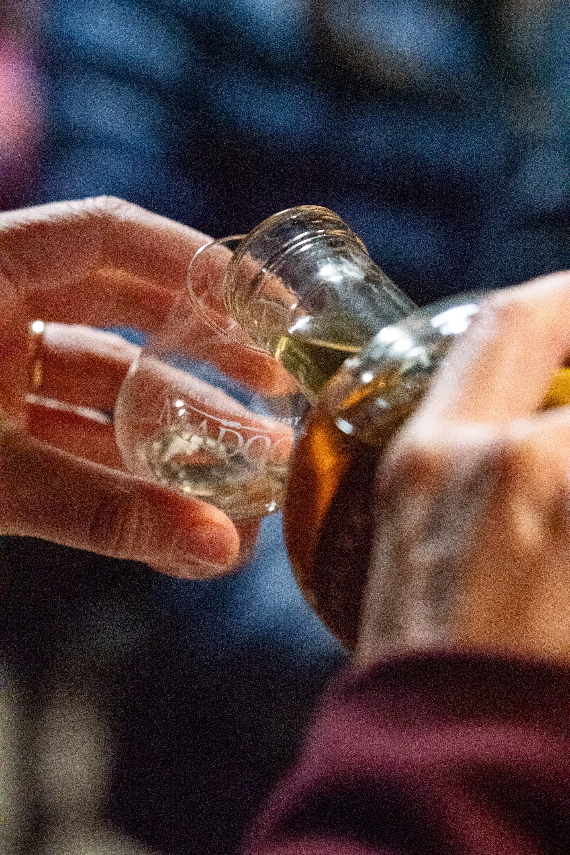 Cuando está listo, el whisky es transparente. Lo que le da el color que conocemos es el paso por la barrica.