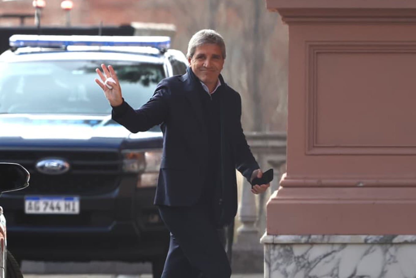 Llegada de los ministros a la reunión de gabinete. Luis Caputo