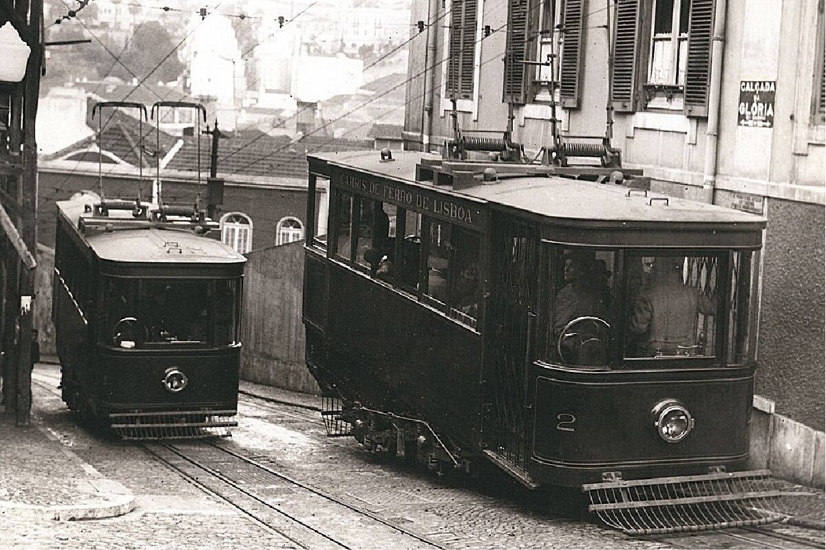 Los vagones del elevador da Glória están conectados por el mismo cable