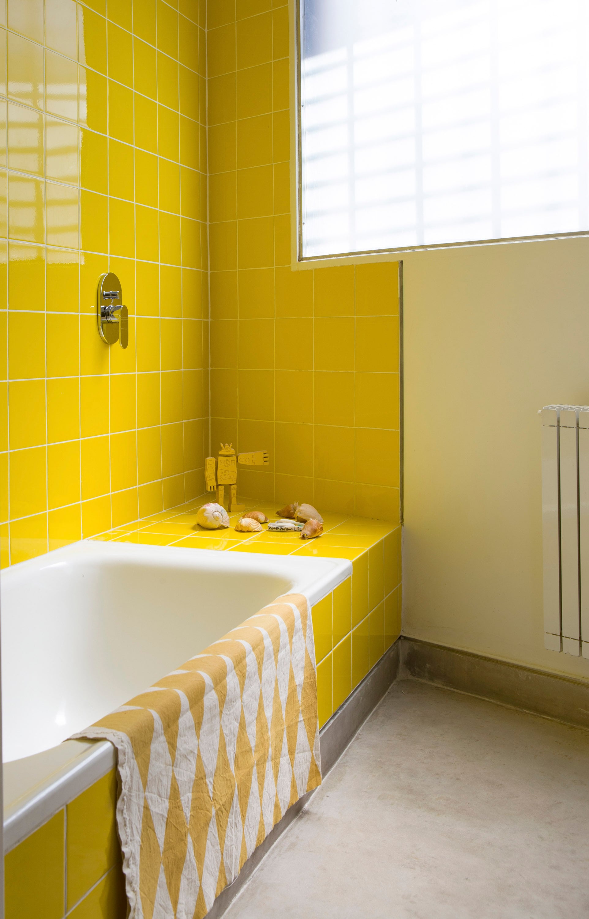En esta casa, los baños asumen un rol protagónico. A cada uno le asignamos un tono distinto, que contrasta con la base neutra del resto de los ambientes. Al abrir la puerta de cada baño, el color estalla en las paredes, generando una bienvenida alegre e inesperada”, cuenta Andrea Real, de Estudio Trama.