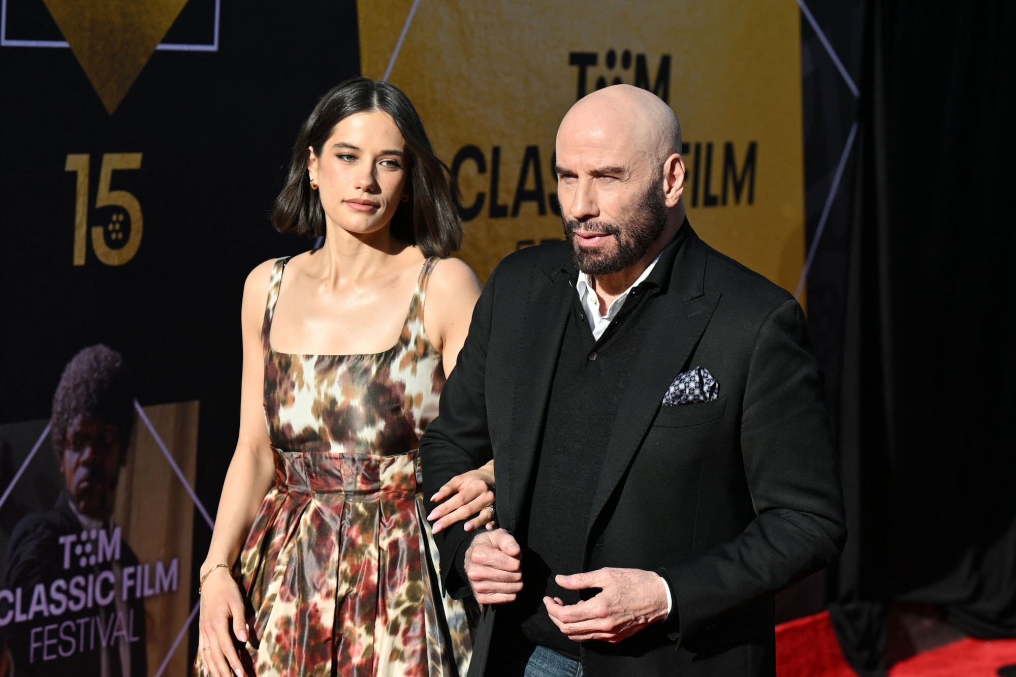 Travolta llegó a la alfombra roja de la mano de su hija, la también actriz Ella Bleu Travolta. La joven lució un vestido floral con escote recto y breteles
