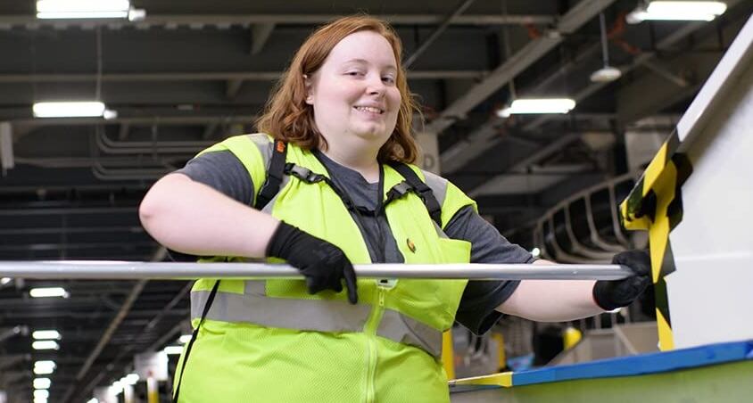 Quienes ocupan puestos de jornada completa cuentan con beneficios adicionales, que incluye cobertura médica y programas de formación académica