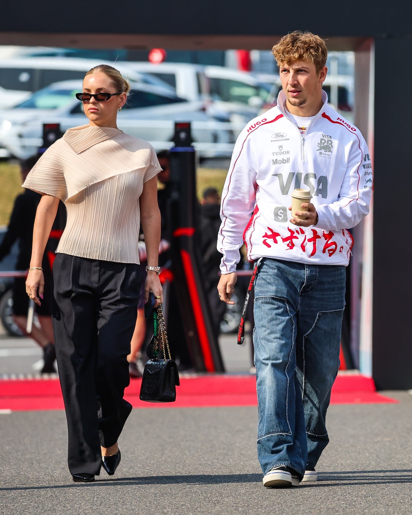 El piloto Racing Bulls se llevo todas las miradas al ingresar junto a su pareja