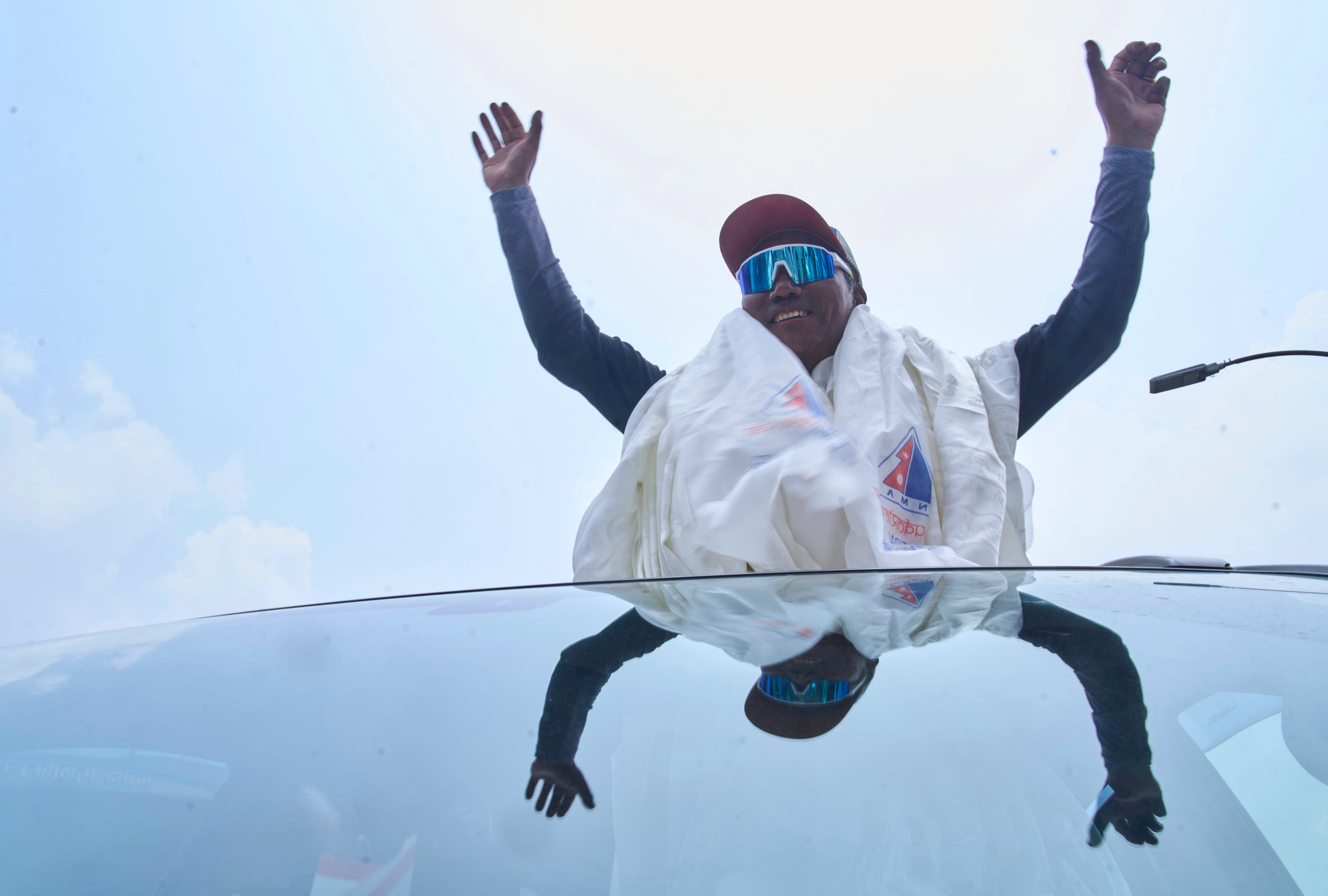 El conocido guía de montaña sherpa Kami Rita, es recibido en el aeropuerto a su regreso del Everest tras fijar un nuevo récord con su ascenso número 32.
