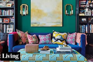 En su casa de Ciudad del Cabo, una diseñadora combina objetos antiguos y colores plenos