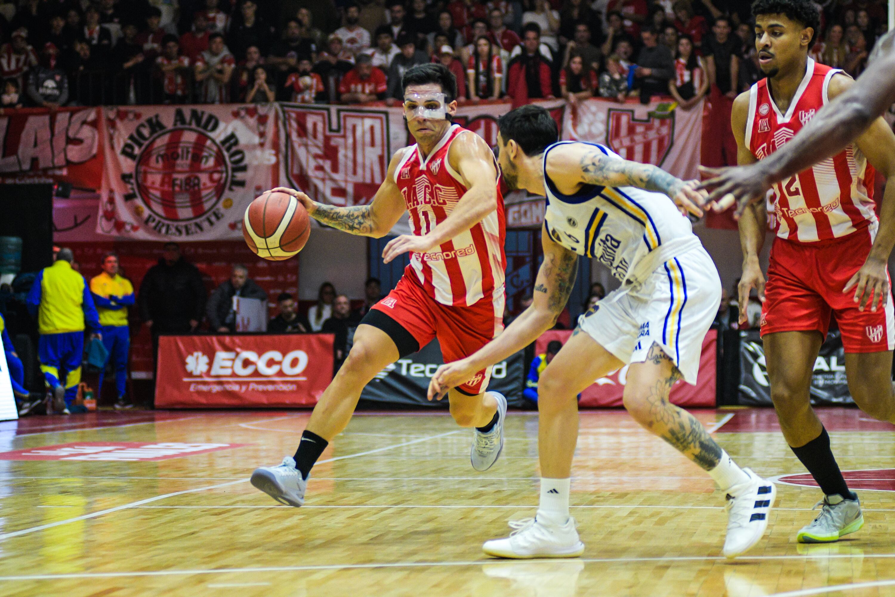 Leandro Vildoza jugó con una máscara por un golpe que recibió en su pómulo en el segundo partido
