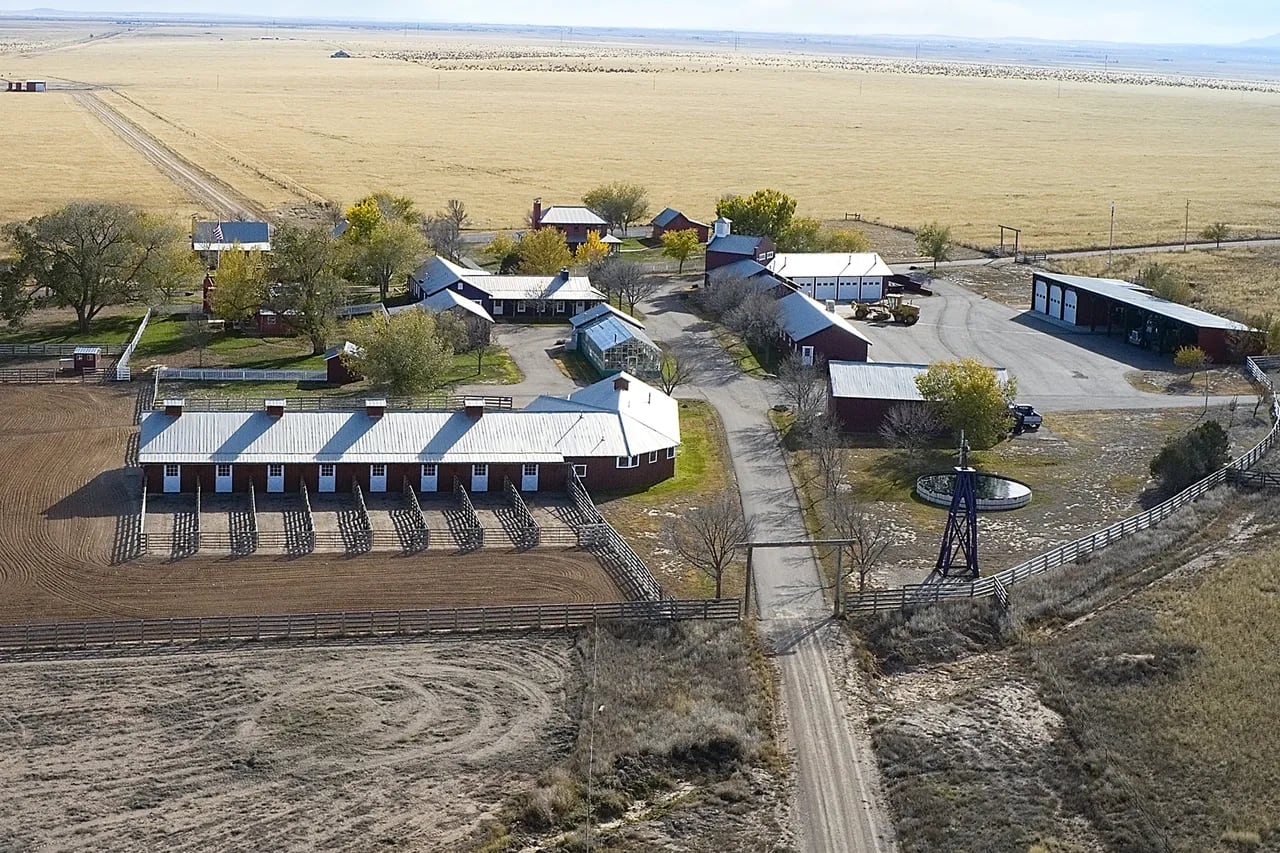 Vista aérea de la zona de servicio de Zorro Ranch, con las caballerizas, el hivernadero, las salas de máquinas y los garages para tractores (foto: realtor.com)