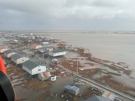 Las inundaciones costeras en Kipnuk, Alaska, el 12 de octubre, luego del tifón