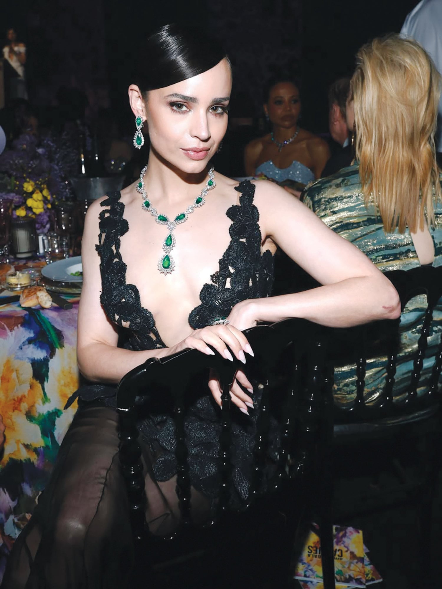 La actriz y cantante Sofia Carson acertó con un sensual vestido de encaje y con escote de vértigo de August Getty Atelier y joyas de Chopard