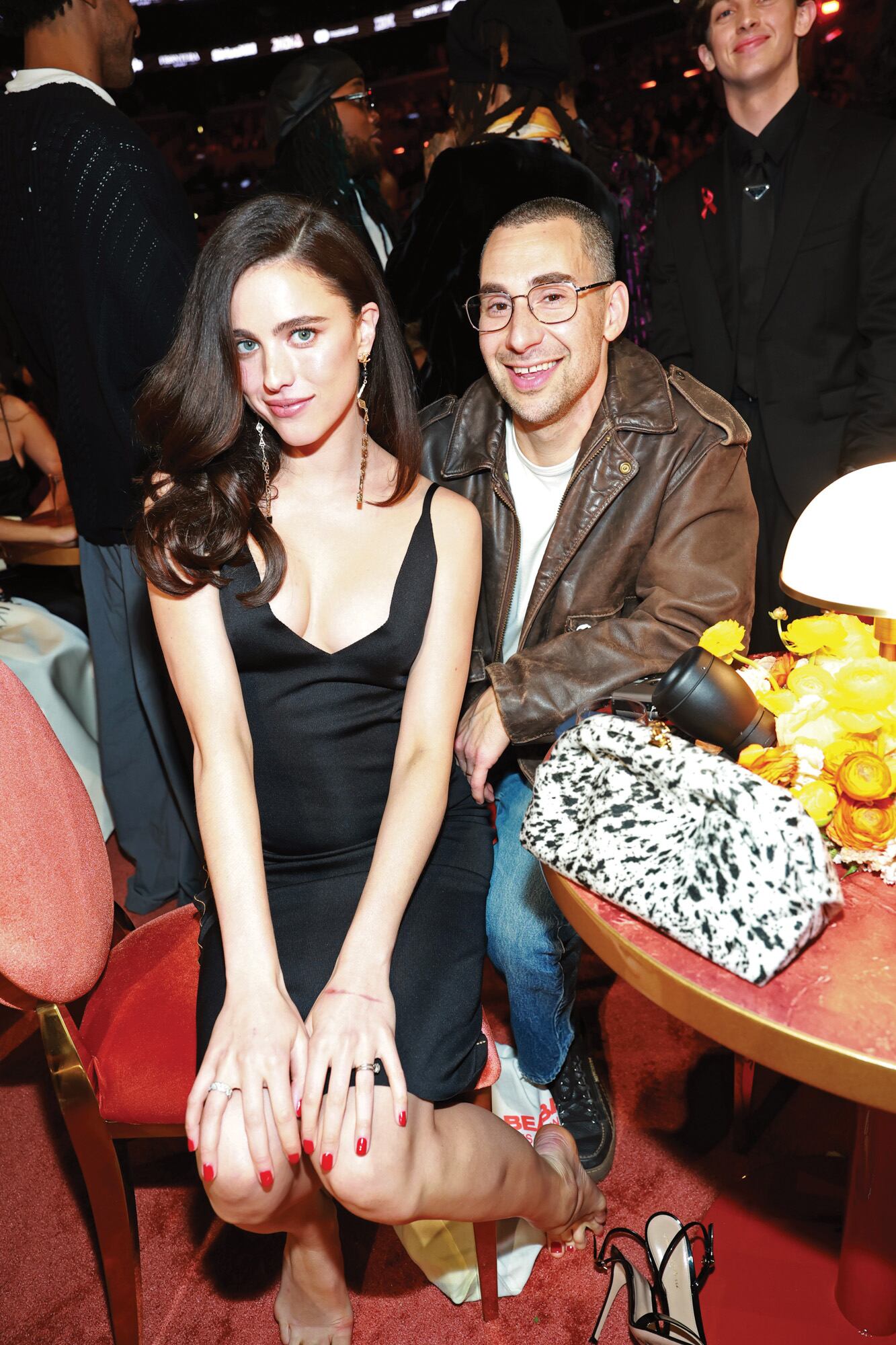 La actriz Margaret Qualley –que se sacó los zapatos durante la gala– y su novio Jack Antonoff, que ganó las cuatro categorías principales (Álbum, Disco, Canción del Año y Mejor Artista Nuevo)