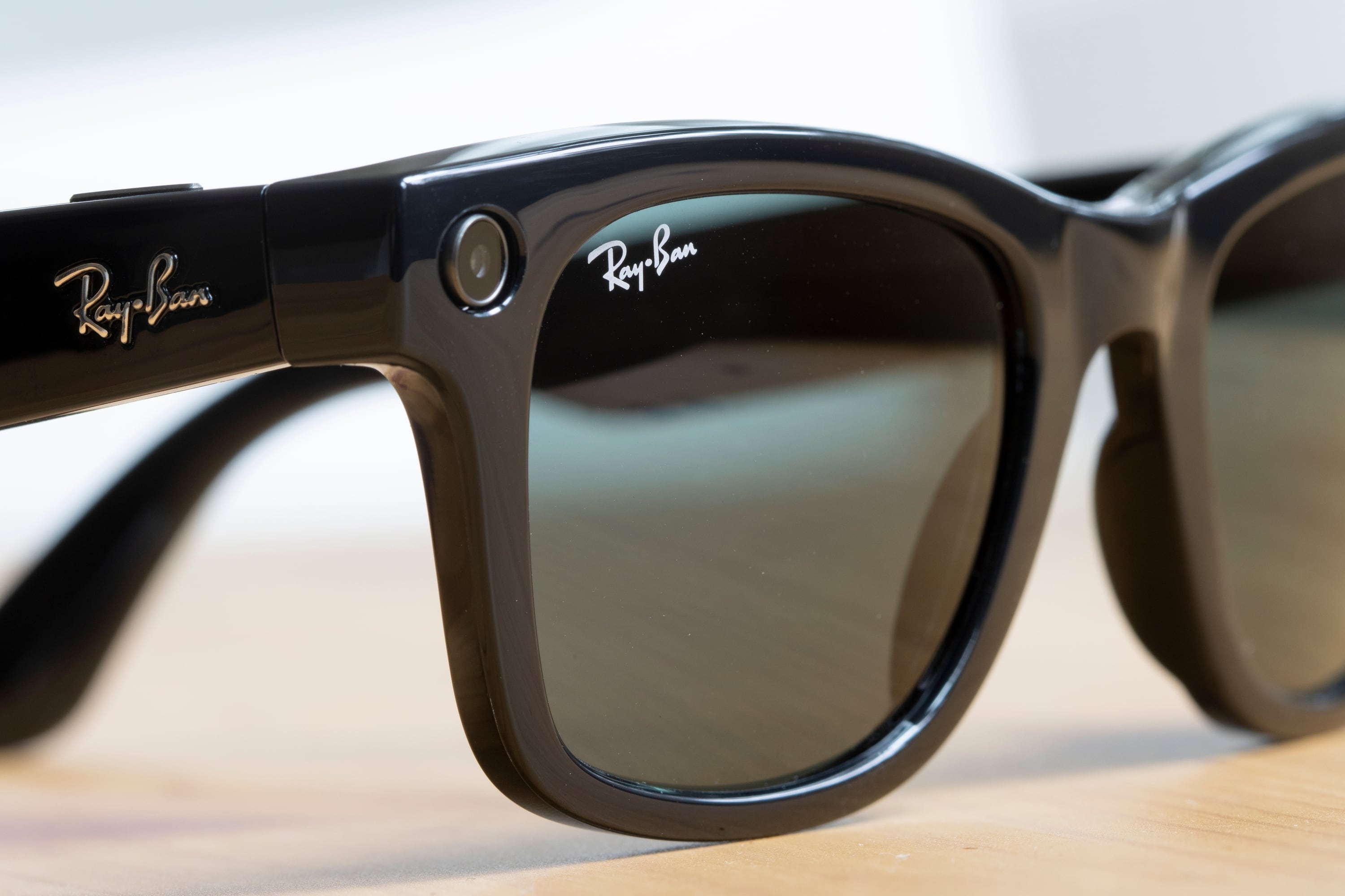 Los Ray-ban Meta tienen una cámara en la montura, y micrófonos y parlantes en las patillas, lo que permite interactuar con Meta AI; Samsung prepara un dispositivo similar con Gemini integrado