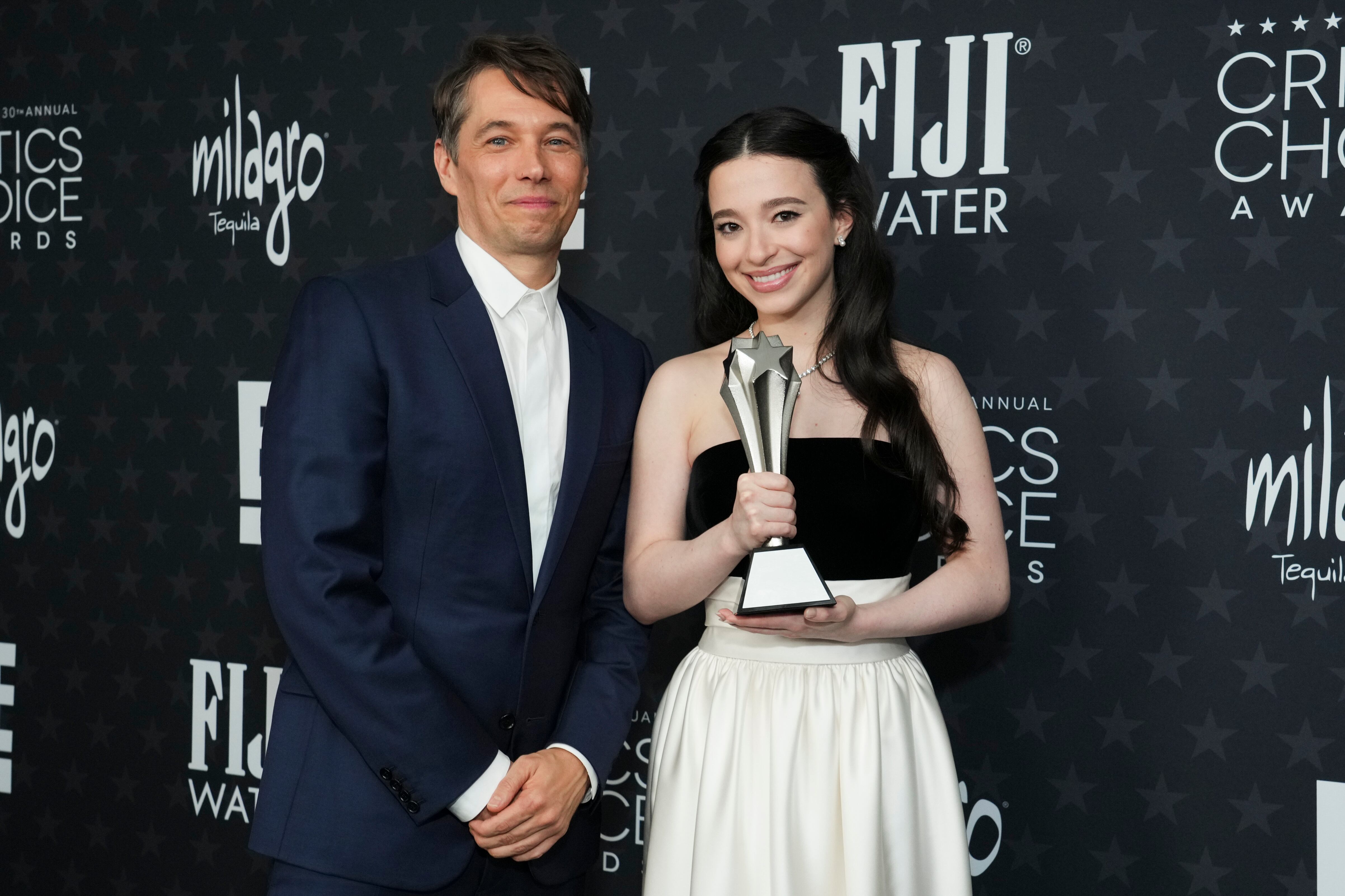 Sean Baker y Mikey Madison, director y actriz protagónica de Anora, una de las películas con más probabilidades de ganar el Oscar aplicando el método de voto preferencial