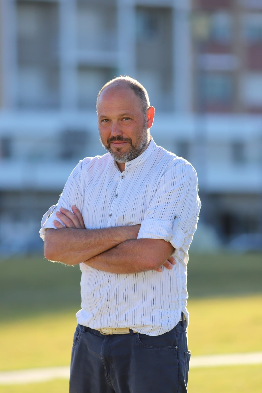 Facundo Di Genova, periodista y escritor, ahonda en su segundo libro sobre los relatos históricos que entremezclan nazis, ovnis y lo sobrenatural en Mar del Plata y sus pueblos aledaños (Fuente: Jonas Papier)