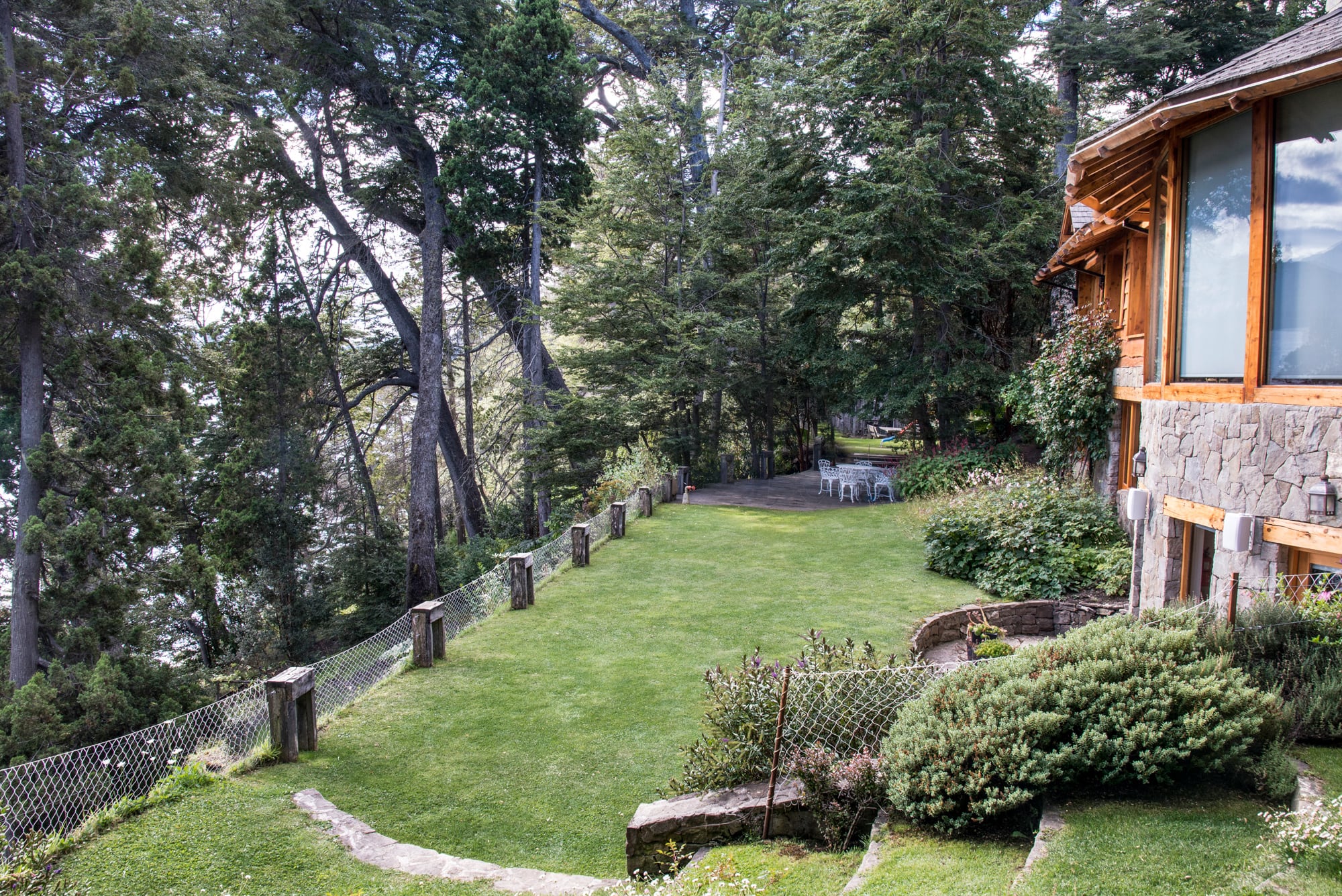 En casas ubicadas en entornos naturales -bosques y laderas de montañas- las casas suelen ubicarse más alto para aprovechar las panorámicas. El desnivel se aprovecha con arbustos que ganan altura y ofrecen intimidad en algunos sectores. Se trazan caminos que proponen un aprovechamiento de cada sector y acentúan las vistas.