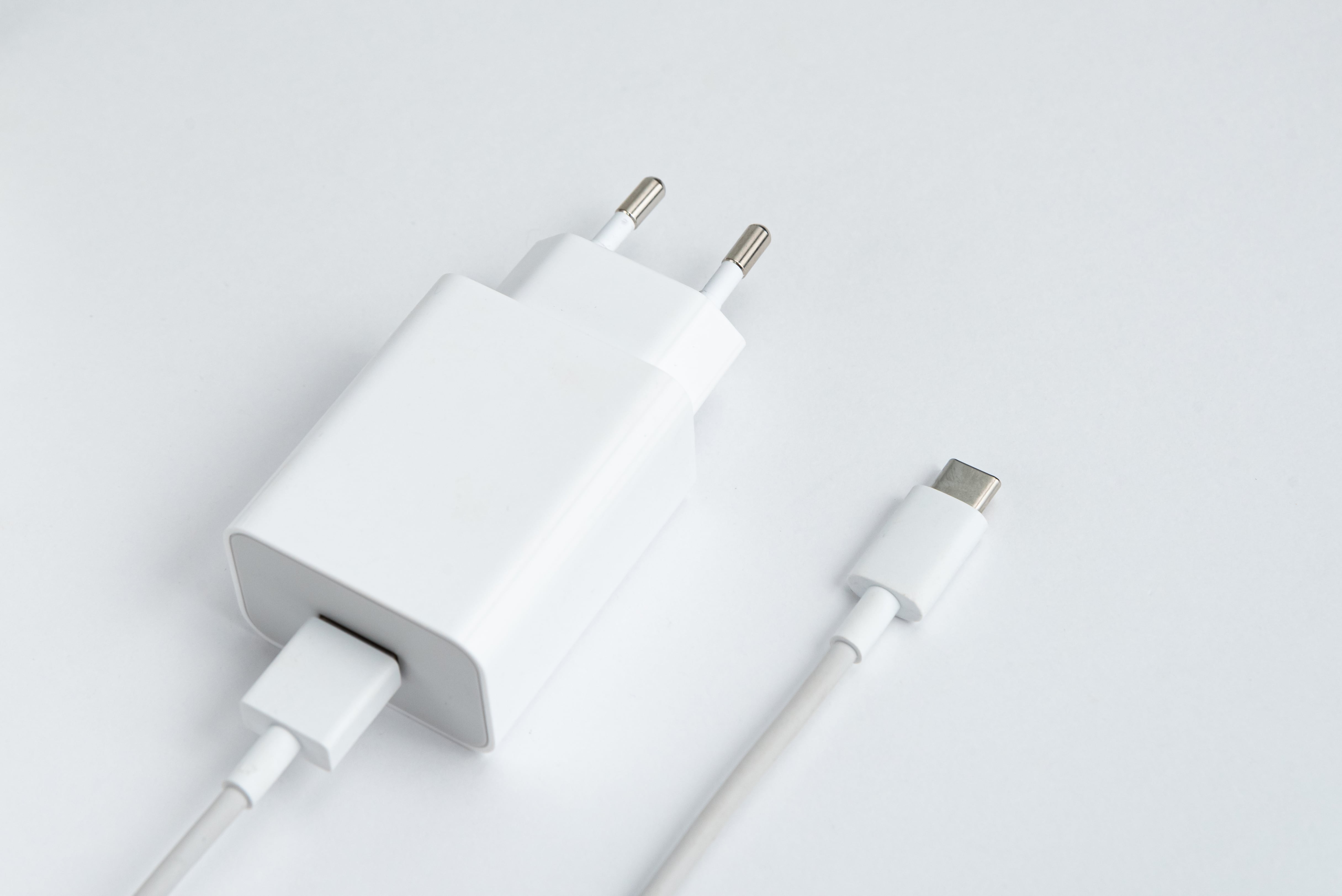 Es importante utilizar cargadores oficiales para evitar problemas (Foto: Freepik)