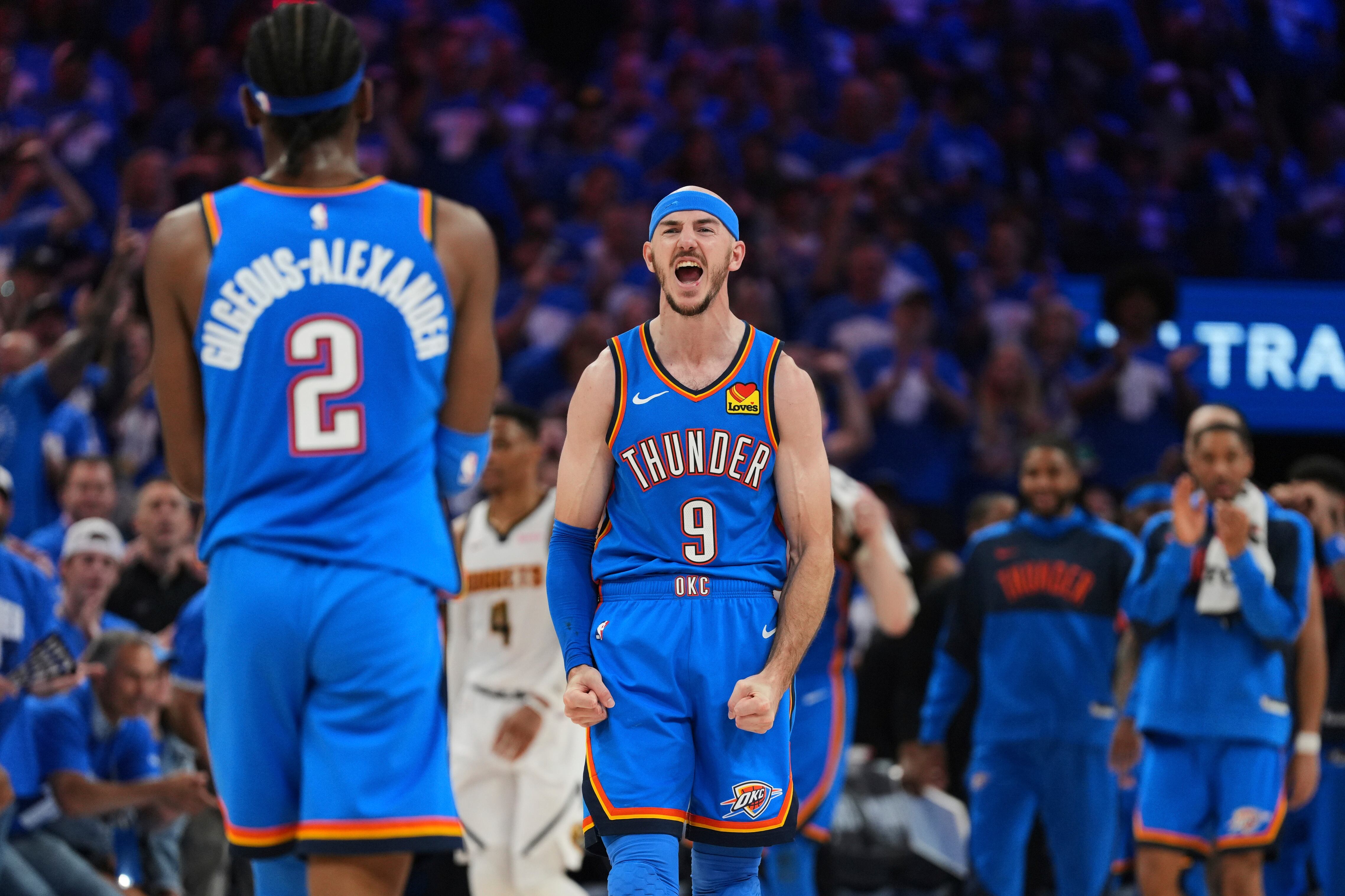 Shai Gilgeous-Alexander (2) y Alex Caruso (9), dos figuras de Oklahoma City Thunder