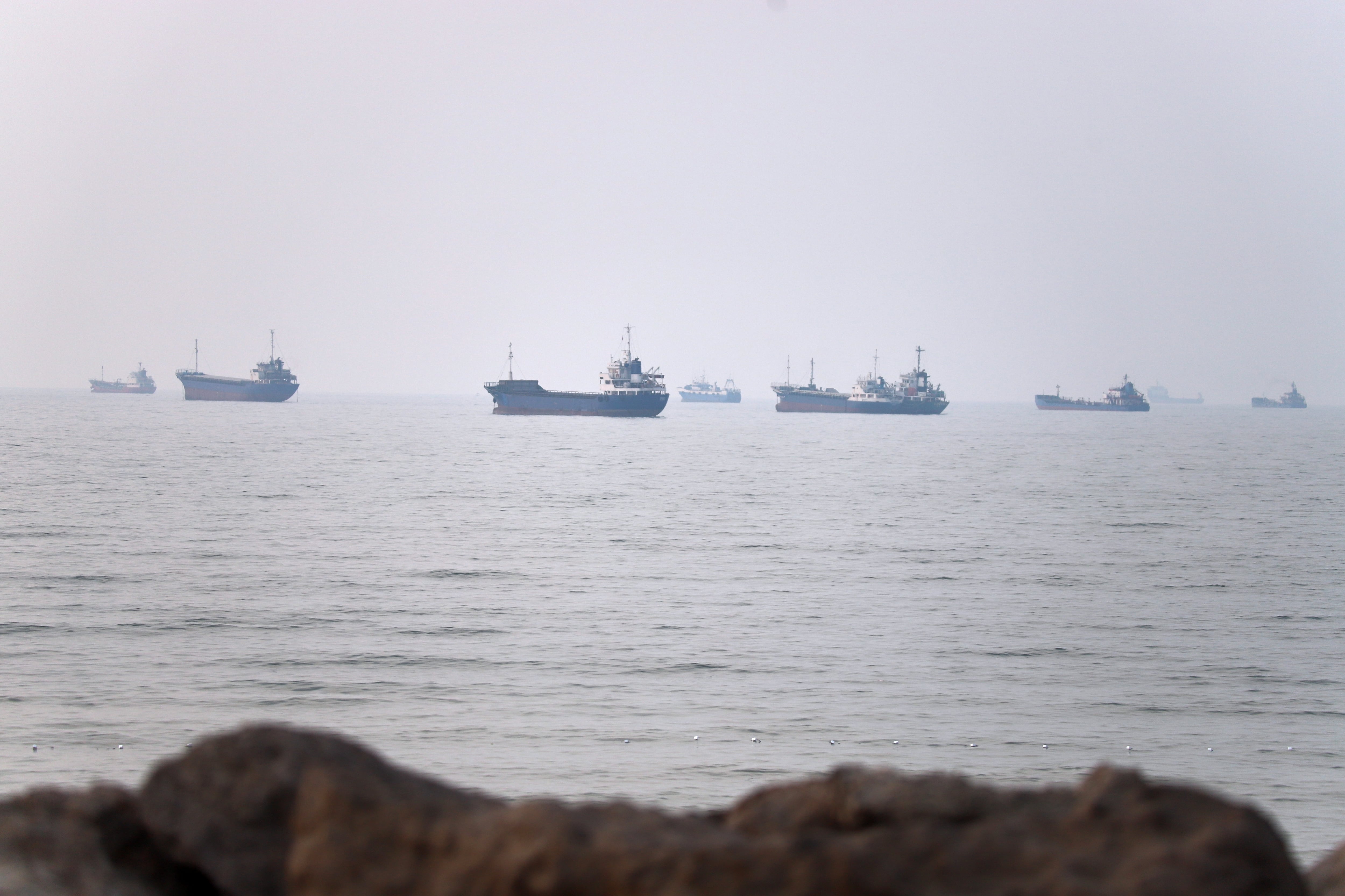 Buques comerciales, vistos en el estrecho de Ormuz desde la costa de Bandar Abbas, Irán, el 30 de junio de 2026. (Amirhosein Khorgooi/ISNA vía AP)