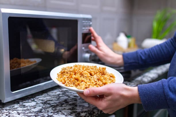 La practicidad del horno a microondas hace que sean muy populares, pero hay una serie de consejos a evitar para garantizar que su ubicación sea segura (Foto: Istock)