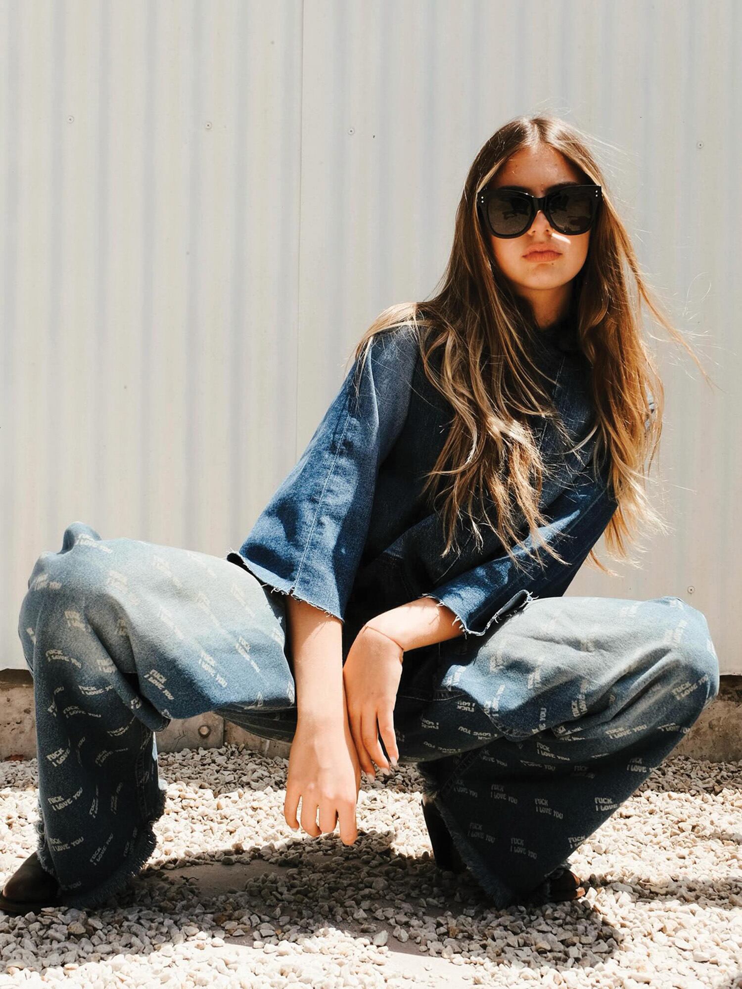 Otra de las propuestas de Rocío G: un conjunto full denim compuesto por chaqueta y jean wide-leg, y unos anteojos XL