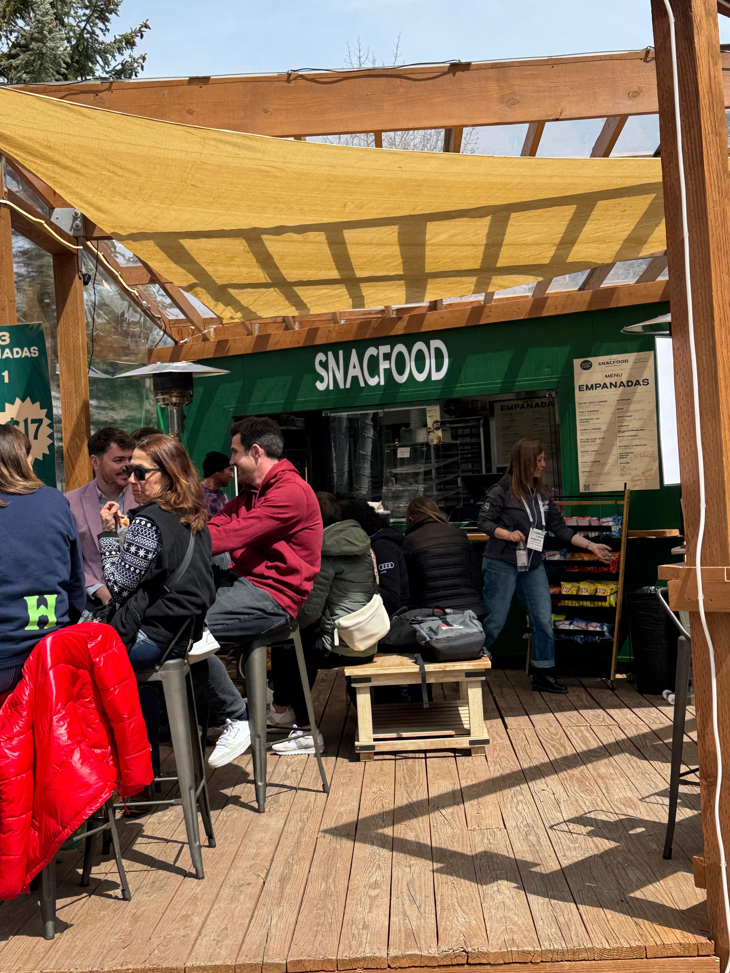El primer puesto de Snacfood Empanadas abrió el 5 de enero del 2025 en la base la montaña Snowmass