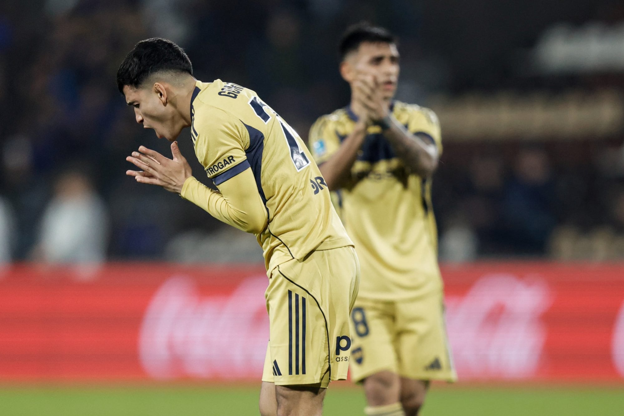Dylan Gorosito se lamenta luego de estrellar la pelota en el travesaño; detrás, lo aplaude Milton Delgado