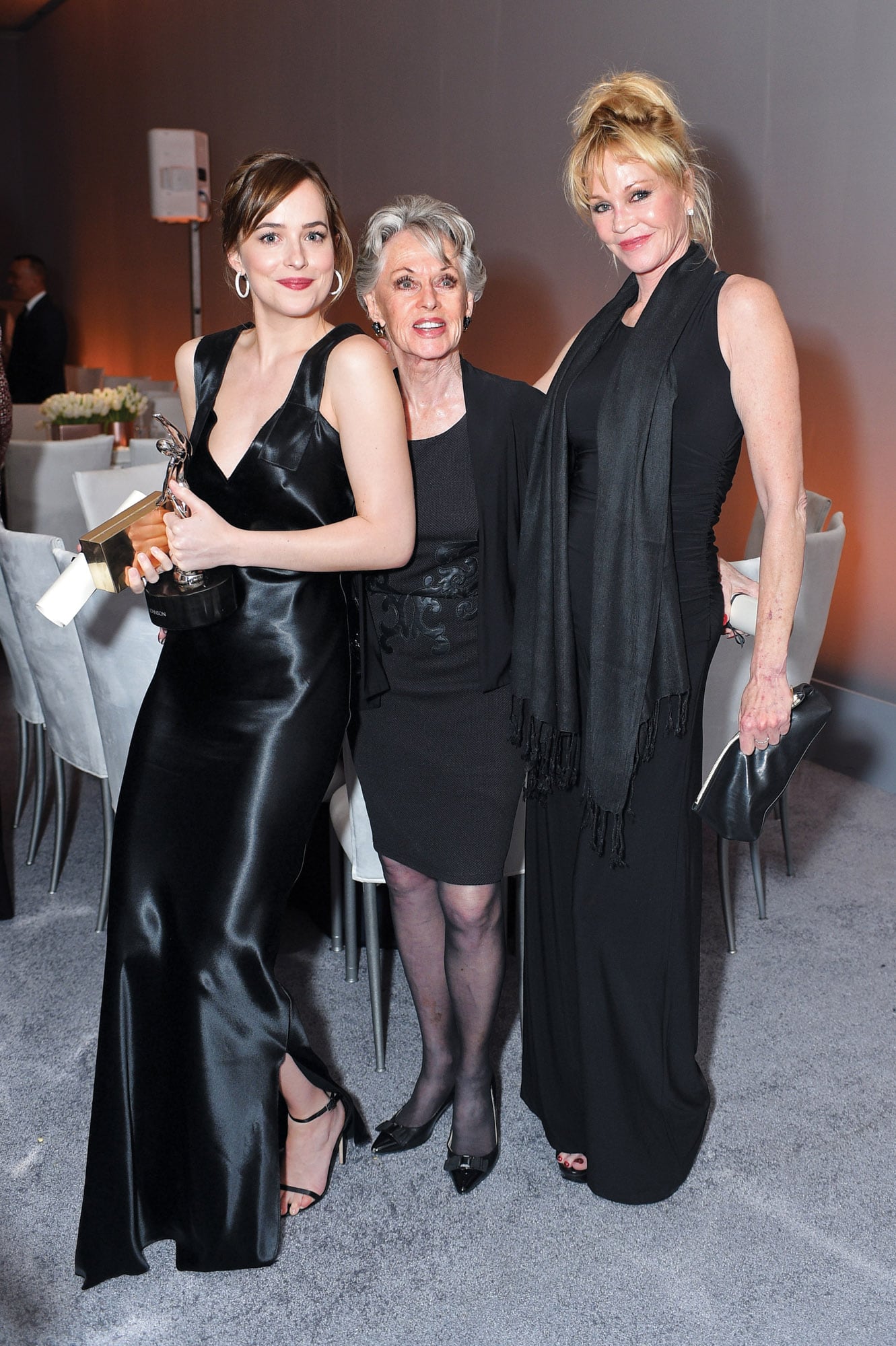 Tippi Hedren rodeada por su hija Melanie Griffith y su nieta, Dakota Johnson, en un evento en Los Ángeles en 2015