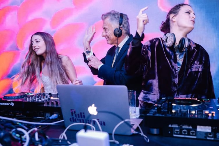 Mauricio Macri en la cabina del DJ en el festejo de los 15 años de su hija Antonia