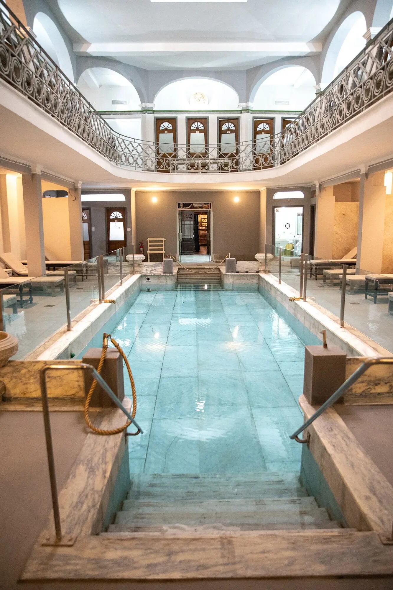 La piscina de Colmegna está hecha con mármol de Carrara de hace 130 años y el agua fría de su interior proviene de una napa a 110 metros de profundidad (Foto: Tadeo Bourbon)