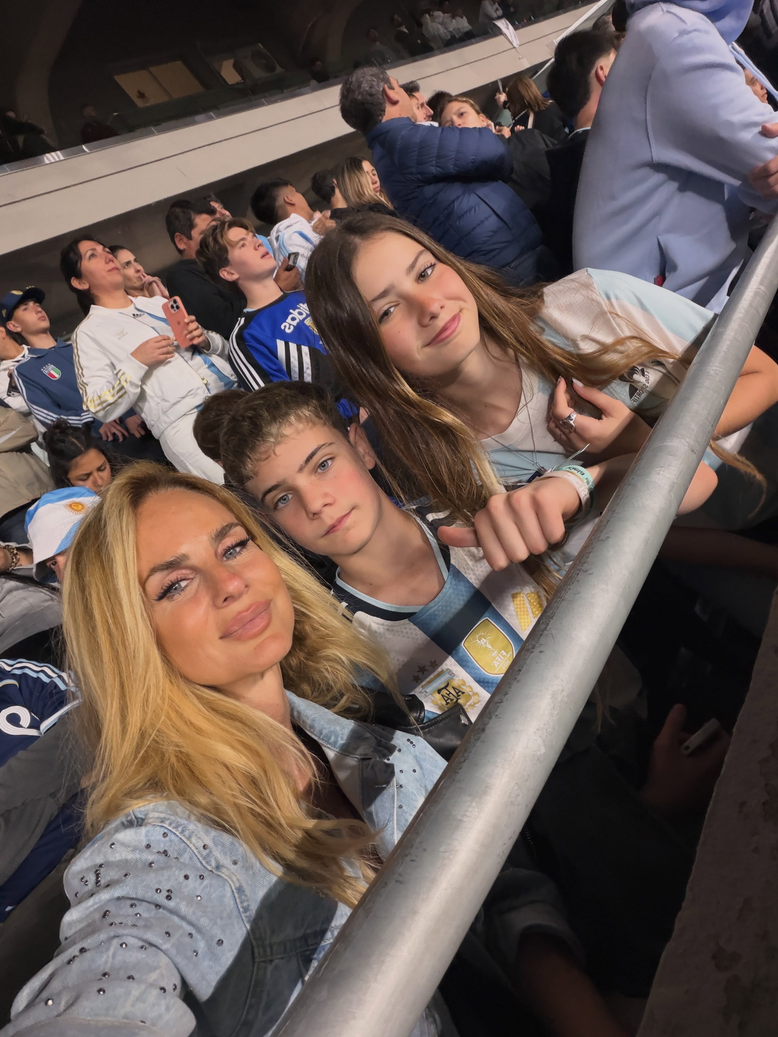 Sabrina Rojas junto a Fausto y Esperanza, sus hijos, frutos de su relación con Luciano Castro (Foto: Instagram/@rojassasi)