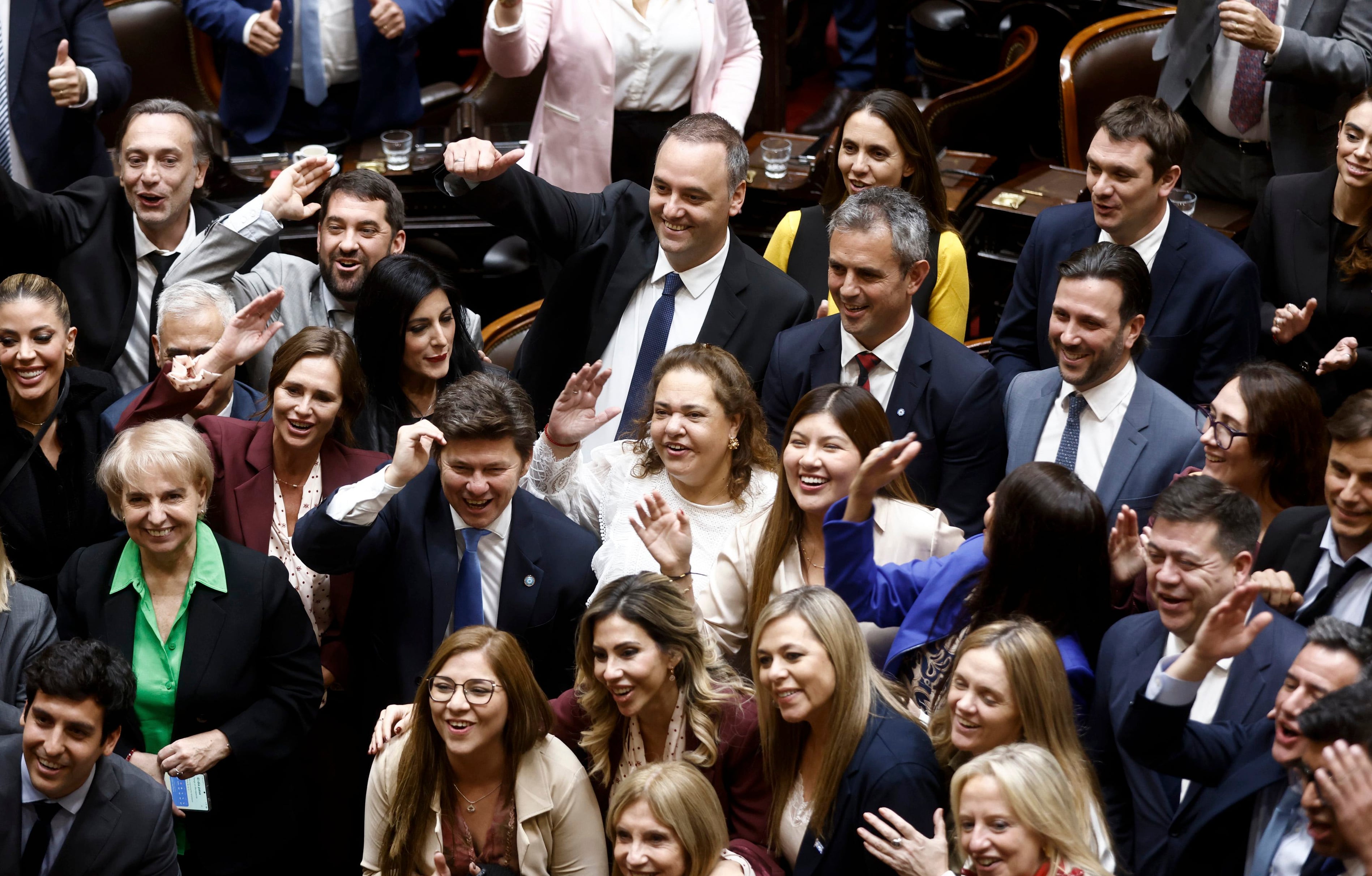 Adorni con la bancada de diputados libertarios
