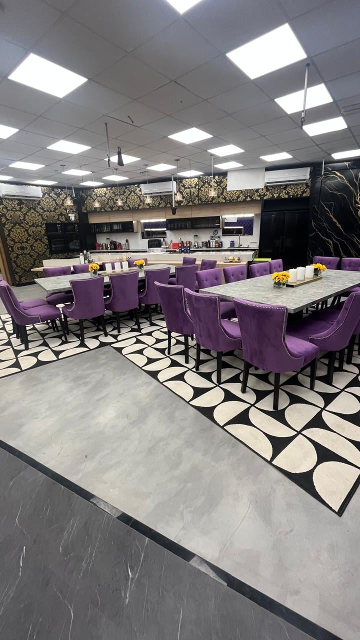 El estilo recargado en texturas, diseños, estampas y colores apunta a generar caos visual y generar contenido conflictivo