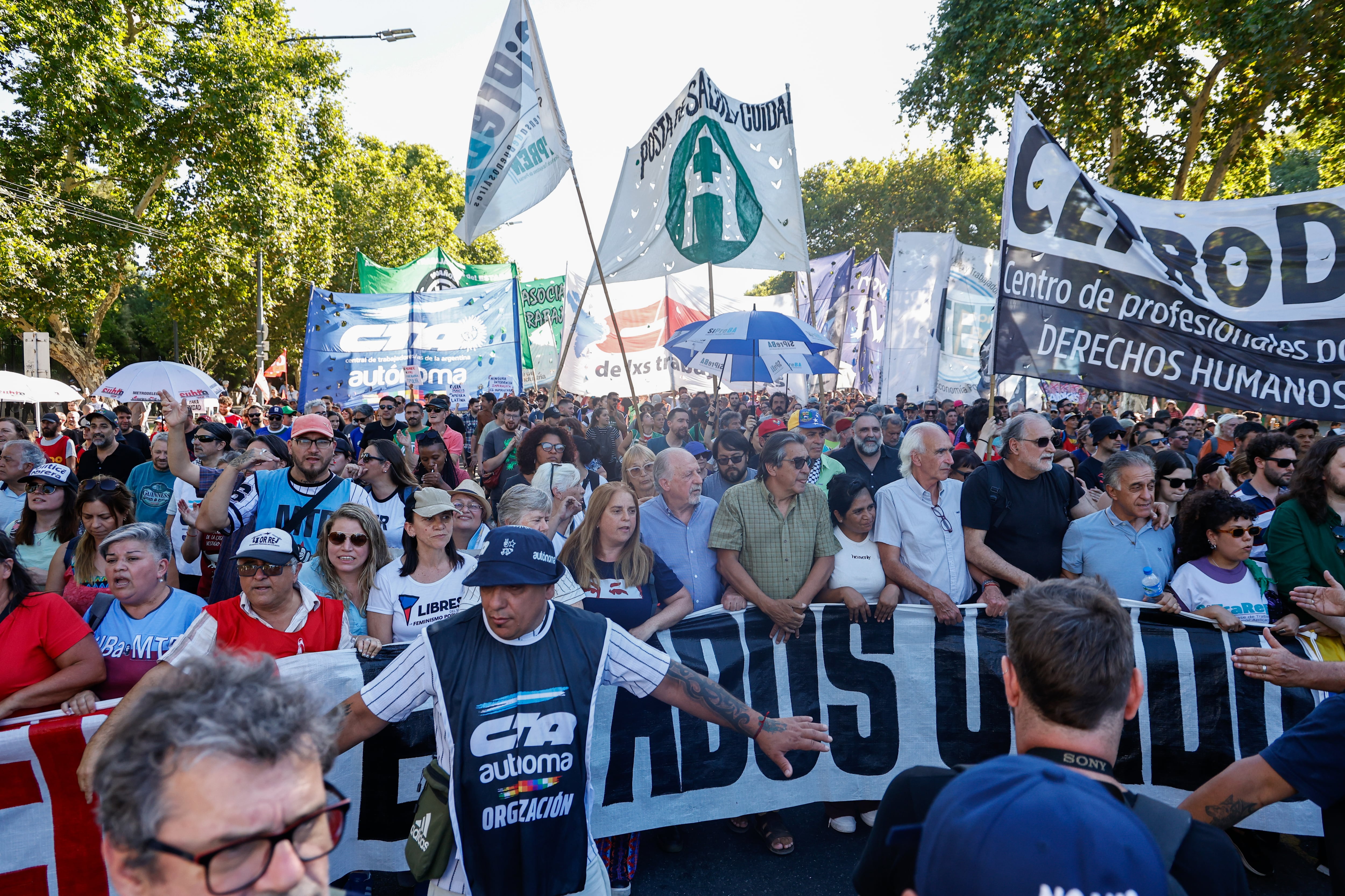 Manifestantes que apoyan a Maduro protestaron ante la embajada de Estados Unidos, bajo custodia policial