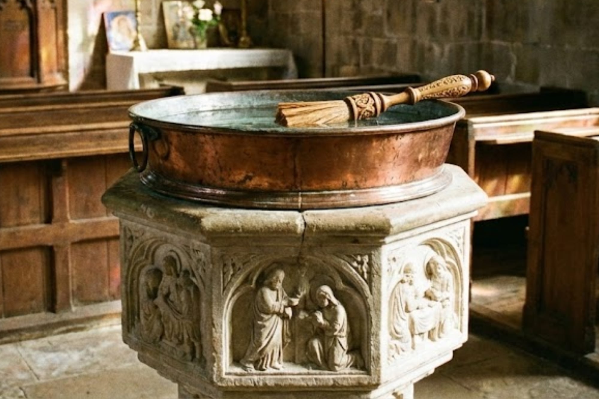 ¿A qué huelen los perfumes de agua bendita? Las fragancias de nicho que recrean el “olor a misa”