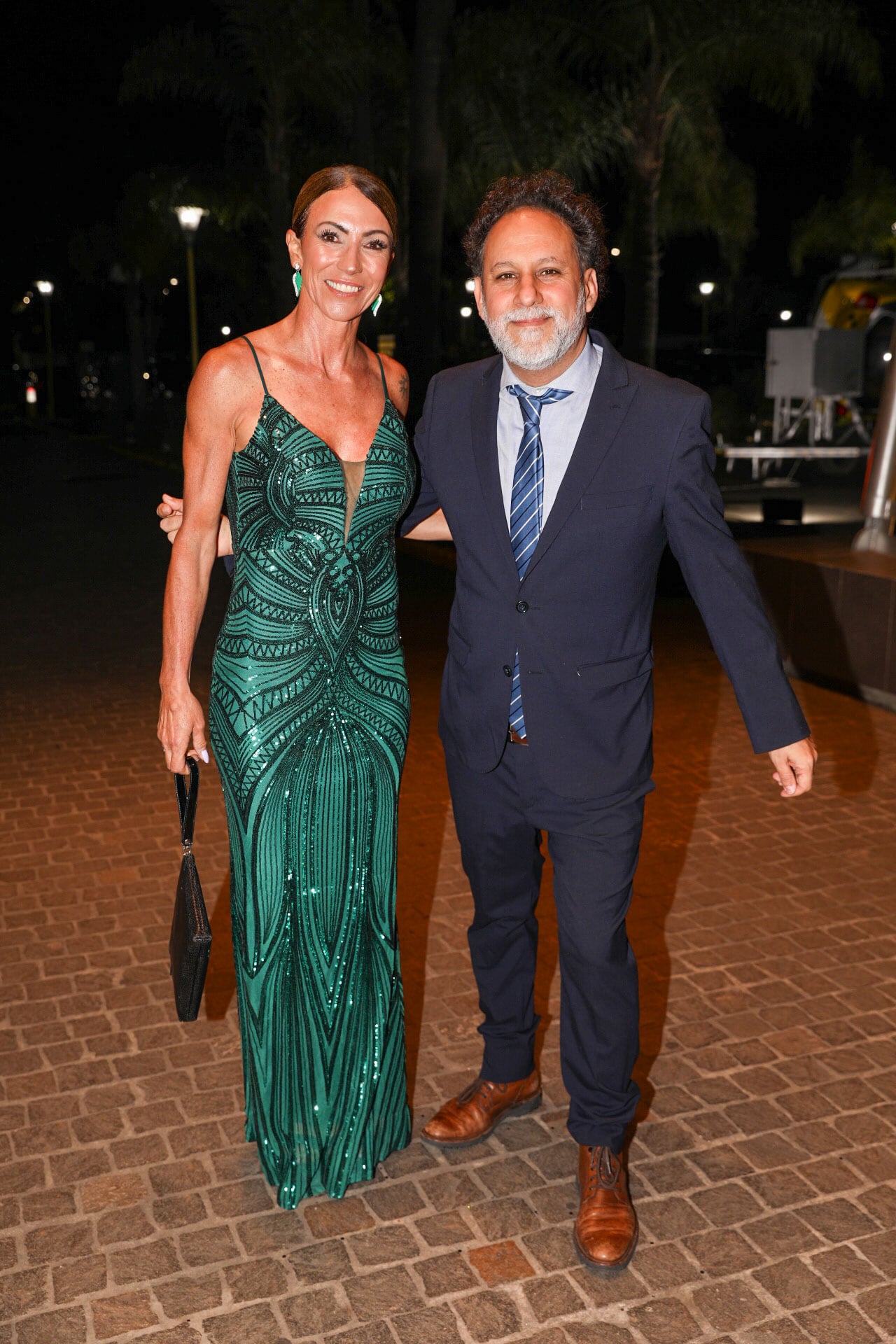 Magdalena “Magui” Aicega, nominada en el rubro labor periodística deportiva, deslumbró con un vestido verde esmeralda de escote profundo y detalles en lentejuelas