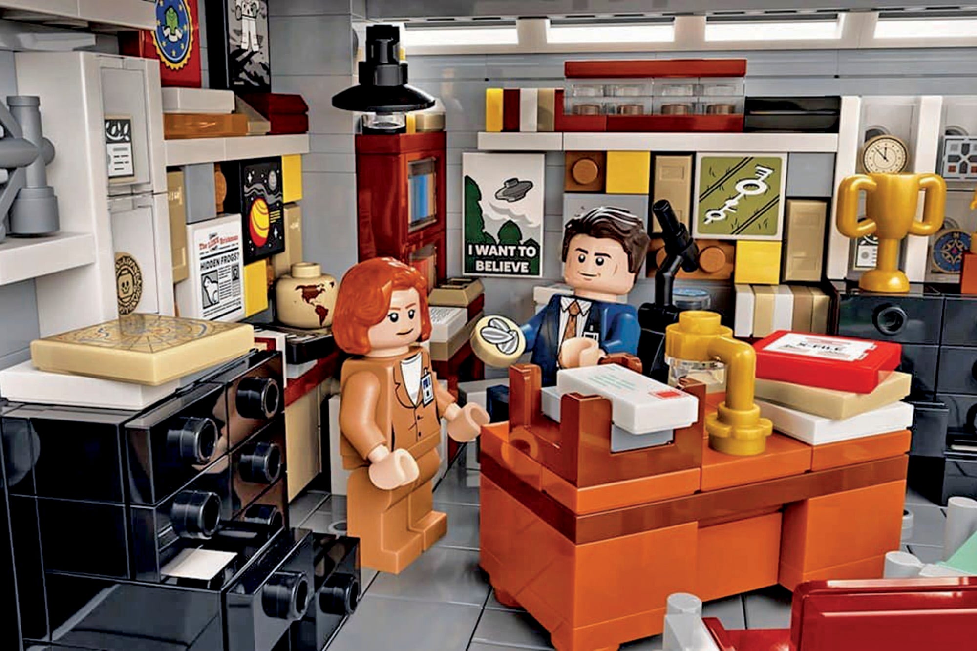 Fox Mulder y Dana Scully, en
una oficina tal como los presenta el set de Lego