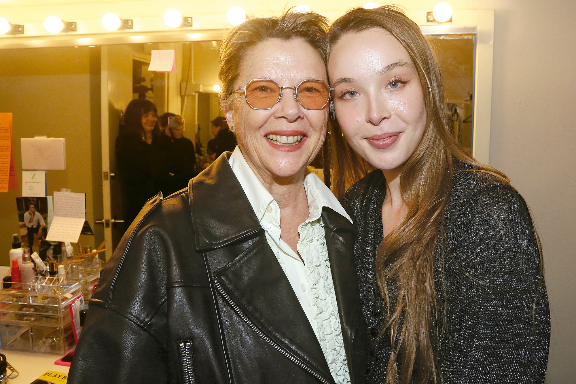 En marzo de 2024, con su madre Annette Bening, tras su debut en Broadway con
