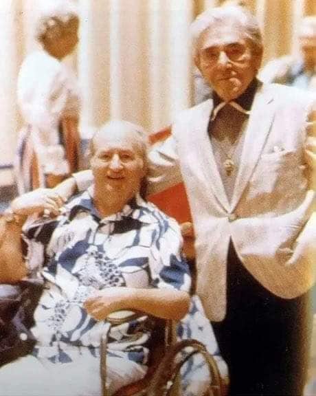Fue el “cerebro” del trío más famoso de la TV, conquistó al público con su mal genio y salvó a sus amigos de la ruina 12 Una de las últimas imágenes de Moe Howard y Larry Fine juntos