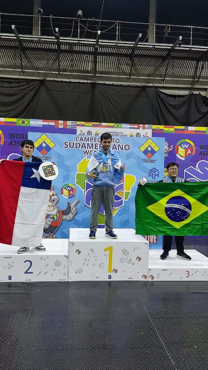 Es barista en un café del Barrio Chino, estudia e hizo historia en el Sudamericano de cubo Rubik
