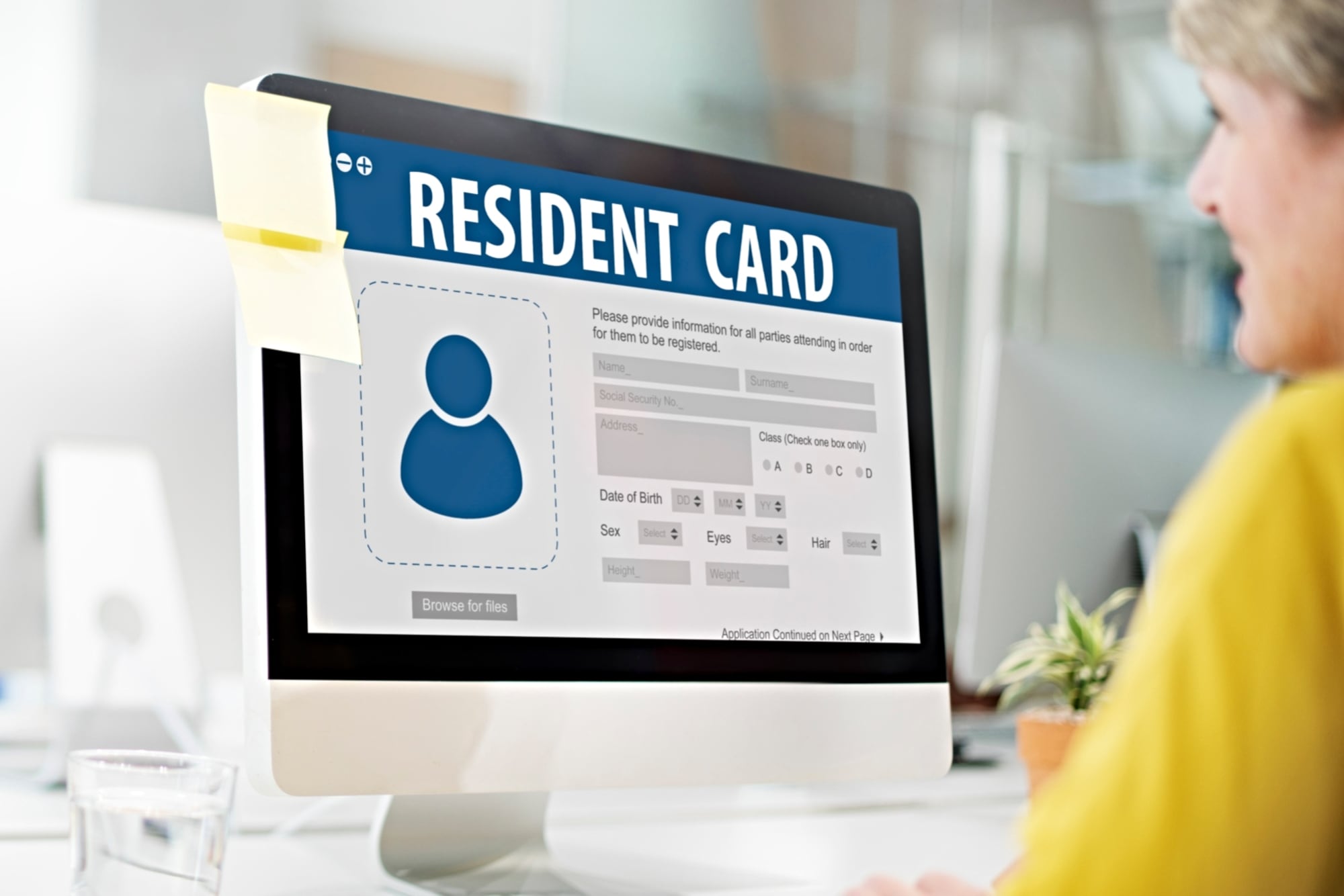 La residencia permanente es una prueba de que el extranjero cumple con los requisitos para vivir y trabajar en Estados Unidos