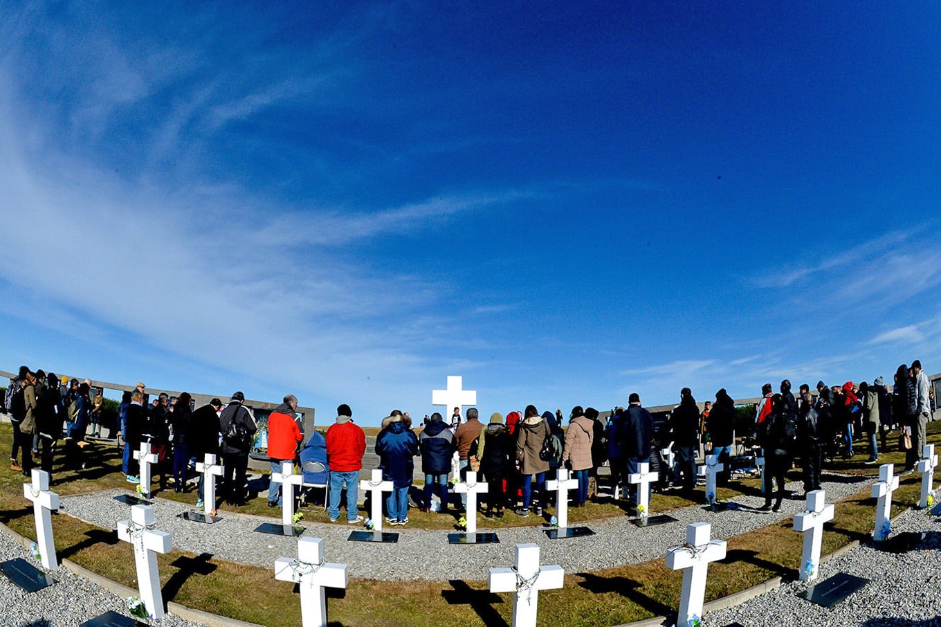 Malvinas: en una histórica ceremonia las familias de 90 soldados pudieron rendirles homenaje en tumbas con nombre, hubo aplausos para el militar británico que los sepultó