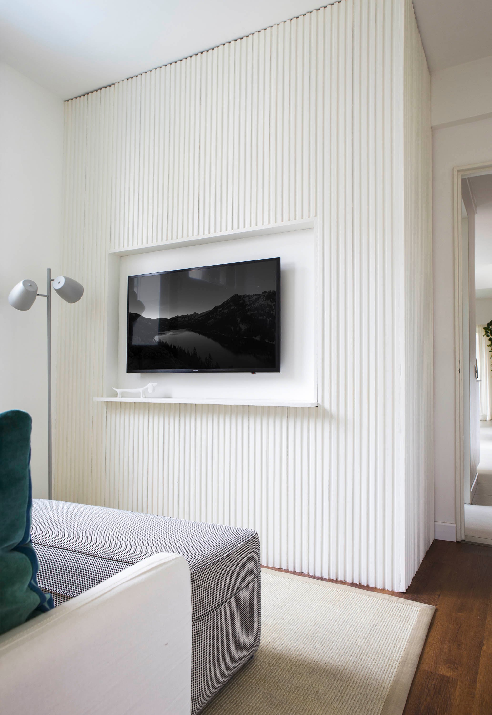 Lámpara de pie (Frontera). Mueble de televisión (Estudio MMC)