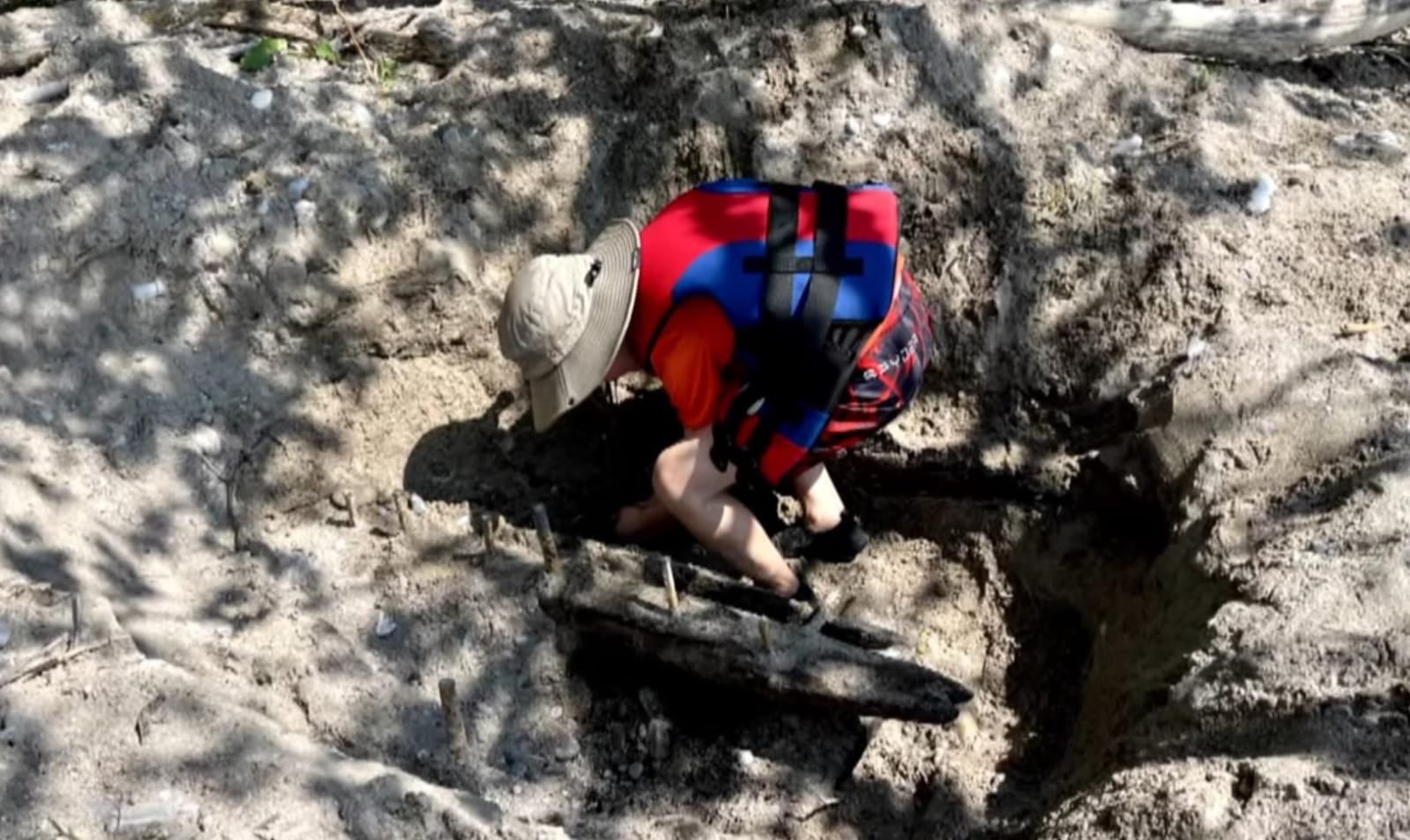 Lucas encontró parte de una embarcación del siglo XIX con su detector de metales