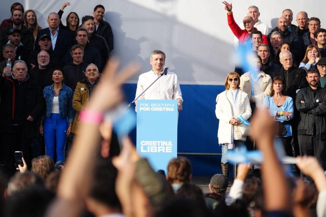 Militantes realizaron un “banderazo” en Parque Lezama para pedir la libertad de Cristina Kirchner 6 Máximo Kirchner, a la cabeza del acto