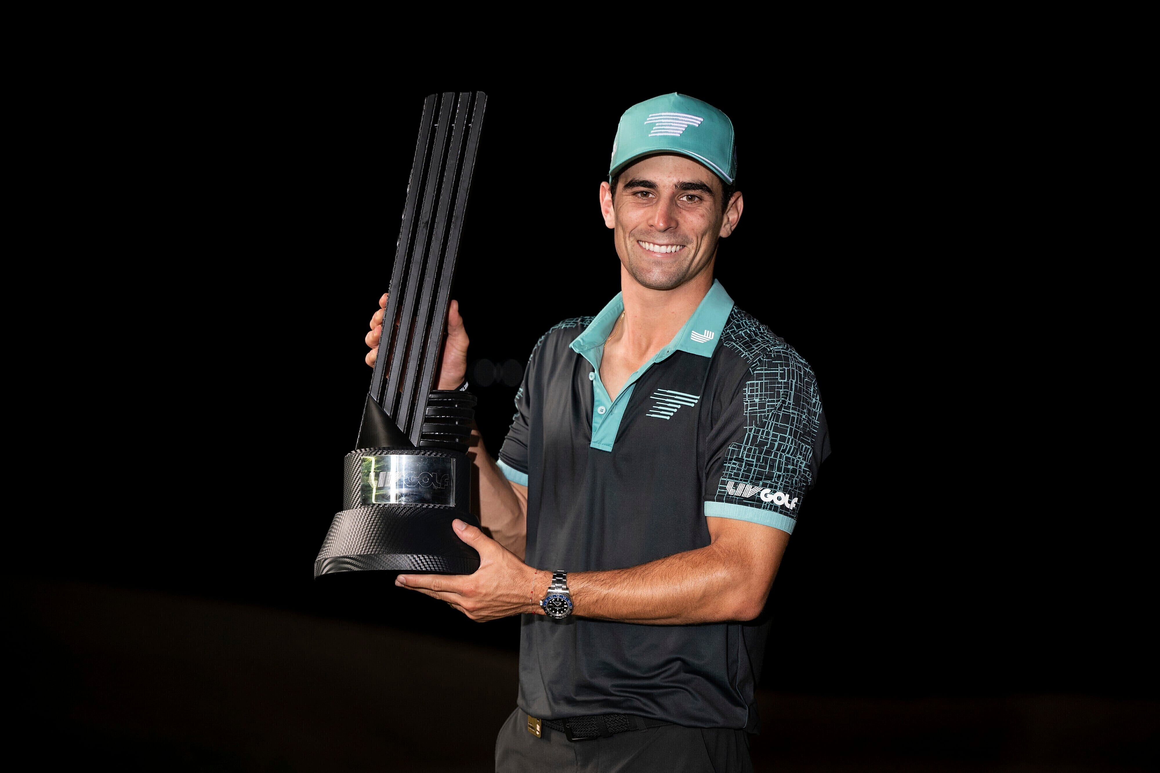 El chileno Joaquín Niemann, con el trofeo de campeón individual del torneo LIV Golf en Mayakoba en el campo de golf El Camaleón en Playa del Carmen, México, el domingo 4 de febrero del 2024
