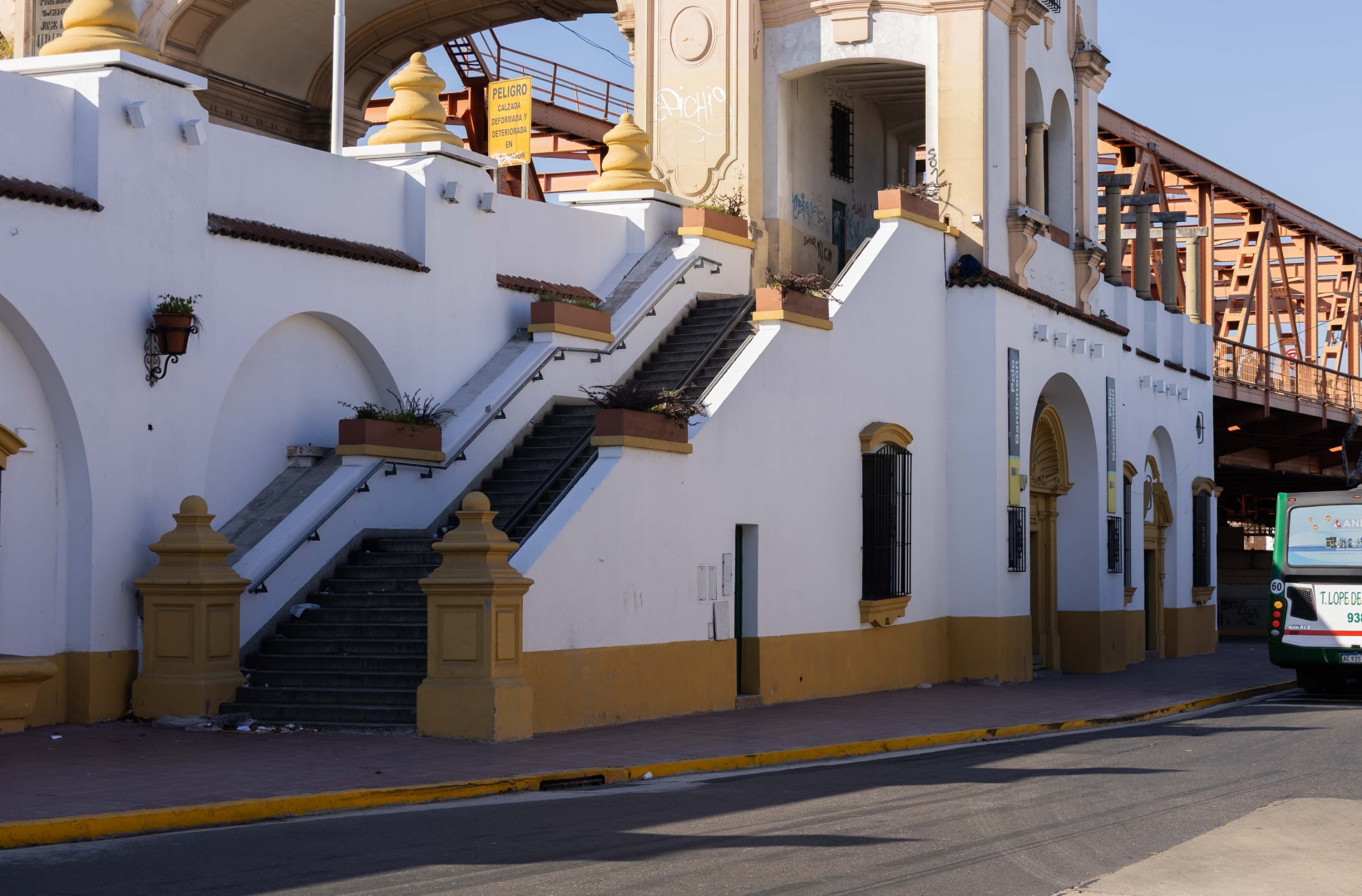 Cómo quedó la fachada del Puente Alsina