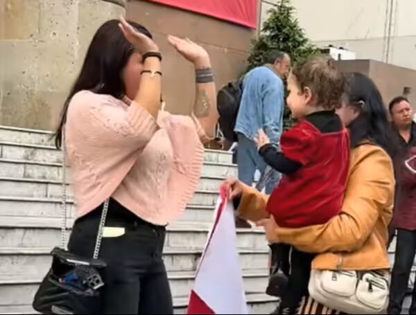 La joven no pudo ocultar su emoción.