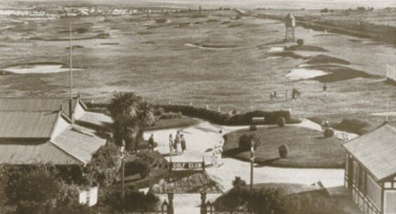 El Mar del Plata Golf Club se fundó el 17 de enero de 1900. A la derecha la Casilla de Palos, a la izquierda el Pabellón, al centro los Jardines y los links.